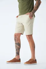 Bermuda tipo chino de gabardina, con bolsillos laterales y traseros, cierre de cremallera y botón, y pasacintos en la cintura. Presenta un diseño clásico con logo bordado.