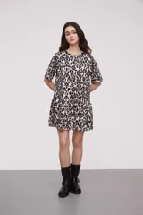 Vestido corto con estampado animal print, de corte recto y manga corta.