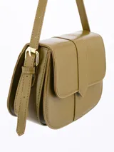 Bandolera blanca de cuero sintético con correa larga regulable y herrajes dorados.