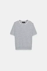 Jersey de punto de manga corta y cuello redondo, con diseño de rayas horizontales y detalle de botones metálicos en el hombro.