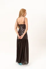 Vestido largo de escote cuadrado y tirantes finos. Presenta un diseño de dos texturas: cuerpo superior en tela engomada estructurada y falda inferior en gasa con sutil transparencia.