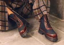 Botas de caña media combinadas de denim y cuero marrón, con cierre de cordones y suela gruesa track.