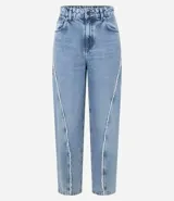 Pantalón de jean estilo baggy con cintura media, corte recto y holgado. Presenta un lavado con efecto dirty y detalles de bordados deshilachados verticales en la parte frontal de las piernas. Cuenta con cierre frontal con botón y cremallera, presillas en la cintura y bolsillos funcionales.