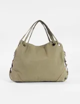 Bolso de gran capacidad confeccionado en lona color marrón, con diseño de estrella negra central decorada con tachas metálicas. Posee doble asa de hombro y correa regulable extraíble, cierre principal y detalles de dijes colgantes en una de las argollas laterales.