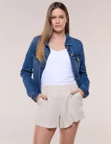 Pantalón capri de algodón a rayas verticales en tonos azul, celeste y blanco, con cintura elastizada, cordón de ajuste frontal y bolsillos aplicados.