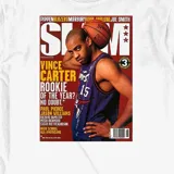 Remera blanca de manga corta y cuello redondo con estampa frontal que recrea una portada de la revista SLAM protagonizada por Vince Carter. Incluye etiqueta decorativa en el borde inferior.