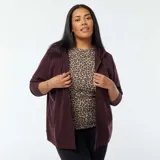 Buzo de chándal con capucha color borgoña, con cierre frontal y bolsillos laterales.