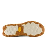 Championes de trekking New Balance Fresh Foam X Hierro Mid, color crema con suela marrón.