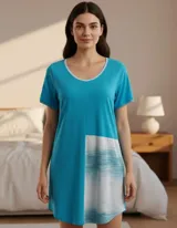 Camisón corto color rosa con panel lateral en color crema.