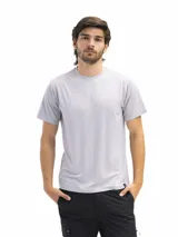 Remera de cuello redondo y manga corta, confeccionada en tejido técnico dry fit con acabado vintage. Presenta un diseño minimalista y ligero, ideal para actividades deportivas o uso diario.