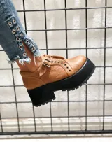 Zapato acordonado color camel de cuero vacuno, con hebilla lateral y plataforma track negra.