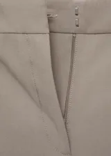 Pantalon de vestir corte wide leg color beige, con tiro medio, trabillas para cinturón y detalle de pinzas frontales. Cuenta con bolsillos laterales y cierre oculto con botón, gancho y cremallera.