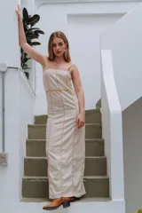 Vestido largo azul con estampado geométrico, tirantes finos y detalles de ribetes oscuros que marcan las costuras.