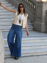 Chaleco color natural con bordados de flores en hilo color beige.