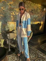 Pantalón de corte recto con diseño bicolor en bloques verticales, combinando paneles de jean azul y gabardina color crema.