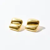 Par de caravanas doradas con forma irregular.