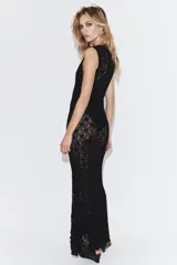 Vestido midi de encaje negro, con cuello redondo y diseño sin mangas.