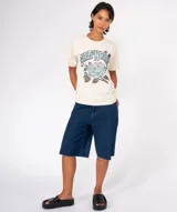 Camiseta de algodón color rojo oscuro con lavado especial, cuello redondo y manga corta. Presenta un estampado frontal con la frase "GIRLS'N ROSES" en tipografía curva y una rosa grande en el centro.