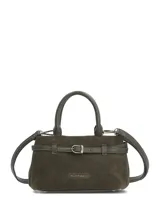 Cartera Hush Puppies de gamuza color verde militar, con doble asa de mano, detalle de cinturón con hebilla metálica y logo grabado en la parte frontal.