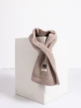 Bufanda de tejido de punto en color beige, confeccionada en lana, con diseño clásico y etiquetas de marca y composición en el frente.