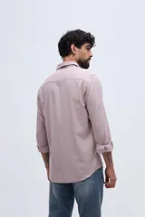 Camisa de manga larga de lino y algodón color celeste, con fit semi slim y cuello clásico.