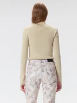 Pantalón de jean de tiro medio con corte de pierna recta y ajuste cómodo. Presenta un estampado integral con motivos geométricos y abstractos en tonos azules.