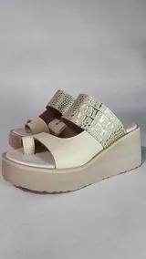 Sandalias de cuero legítimo color marrón, con plataforma alta, tira superior texturizada con estampado animal print y tira delantera con sujeción para el dedo.