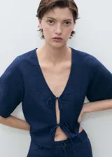 Top corto azul marino de algodón con escote en V y cierre frontal con lazos.