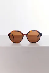 Lentes de sol negros con forma geométrica, con protección UV400 y polarizado.