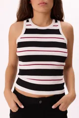Top tejido de punto sin mangas con cuello redondo, diseño ajustado al cuerpo y estampado de rayas horizontales en blanco, negro y detalles en rojo.