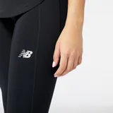 Calza deportiva de running color negro con logo de la marca estampado en la pierna. Cuenta con tecnología de secado rápido, cintura de altura media con cordón interno y bolsillos integrados.