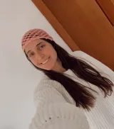 Casquete tejido a mano en hilo de algodón con diseño de red calada.