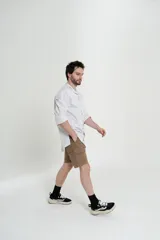 Camisa celeste de manga larga con cuello mao.