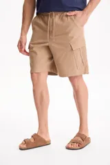 Bermuda cargo negra con cintura elastizada y cordón ajustable, de corte holgado y bolsillos laterales con solapa.