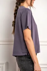 Remera de algodón peinado con efecto lavado, de corte oversize, cuello redondo y mangas cortas.