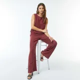 Pantalón ancho de tiro alto, color rojo oscuro o bordó, con cordón ajustable en la cintura.