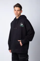 Buzo tipo canguro color negro con capucha y cordones ajustables. Presenta un pequeño estampado en el pecho con la silueta de Mickey Mouse y un detalle a cuadros en color verde.
