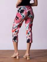 Pantalón capri de gabardina elastizada estampada, marca Zac & Rachel, con pretina ancha elastizada.