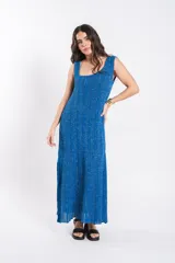 Vestido largo de tejido de punto azul con brillo, sin mangas, escote cuadrado y diseño acampanado.