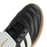 Championes urbanos Adidas modelo Barreda, color negro con las tres tiras laterales en blanco y suela de goma color caramelo. Presentan un diseño de inspiración clásica con lengüeta plegable y exterior en cuero sintético.