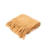 Bufanda de tejido de punto acanalado en color camel, con diseño largo y terminaciones en flecos.