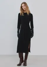 Vestido midi negro de manga larga, con escote redondo, lazo ajustable en la cintura y tajo lateral en la falda.