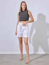 Short blanco de tencel, con pretina ancha elastizada y lazo de ajuste. Presenta bolsillos verticales en la parte delantera.