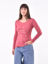 Remera negra de manga larga con estampa de flor en el frente.