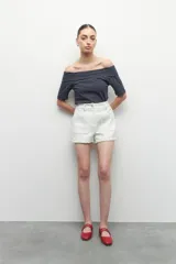 Short de tiro alto color azul marino, confeccionado en tejido tweed, con dos bolsillos frontales y cintura elástica.