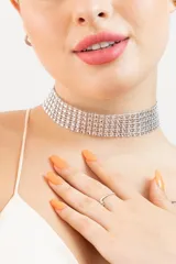 Gargantilla tipo choker plateada con múltiples hileras de strass brillantes y cierre ajustable.