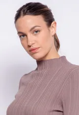 Polera roja de tejido de punto acanalado, con cuello alto y mangas largas acampanadas.