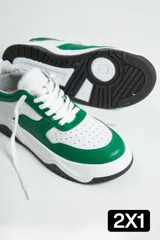 Zapatillas urbanas de cuero con diseño bicolor en blanco y verde, puntera perforada, cordones blancos y suela de plataforma con base negra.