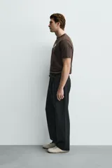 Camiseta regular fit color marrón oscuro, con cuello redondo y manga corta. Presenta un bordado frontal con el texto "Steam Lab" en blanco y una frase más pequeña debajo.