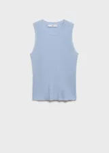 Musculosa celeste de tejido de punto de canalé, con cuello redondo y diseño recto sin mangas.